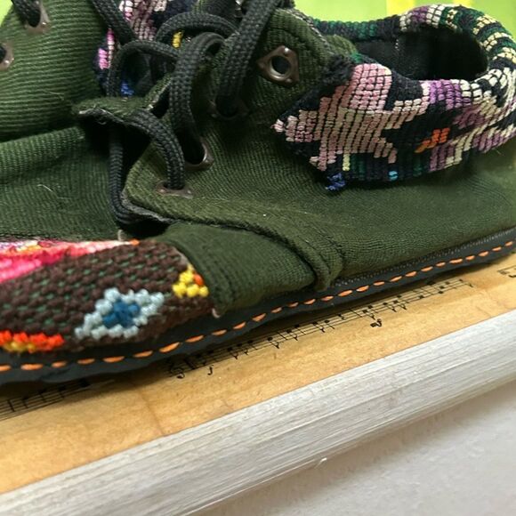 Embroidered Green Women's Shoes tagged as 8.5, but fit more like a 9 or 9.5 - Picture 12 of 16